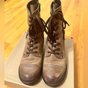 Women’s Taos Crave Boots in Stone, size 9. VERY comfortable!